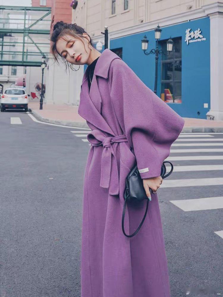 过了30+的女性，就该多穿紫色大衣🧥，可温柔仙女，也可飒爽霸气。 ​​​