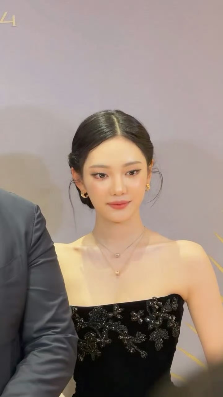 宁艺卓今日亮相宝格丽活动，上身Elie Saab 2025秋冬高定，解锁全新高定