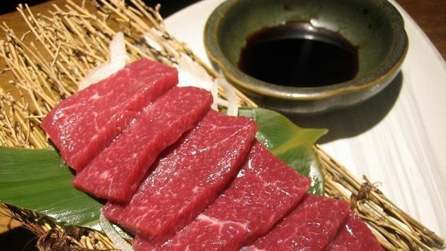 很多外国人对马肉情有独钟，不仅衍生出了很多吃法，而且对马肉的评价很高，那为什么在