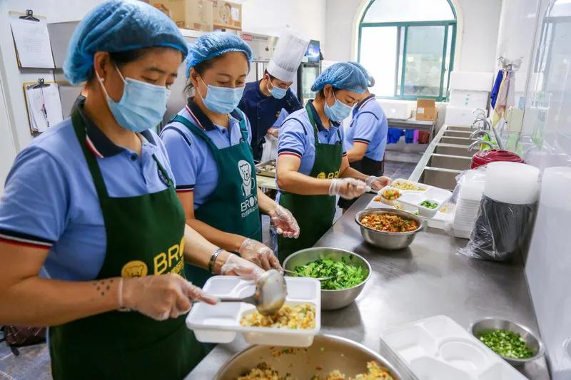 除了特权人群，其他人很难吃到安全的食品。你想想，连幼儿园小朋友的食品都存在安全问