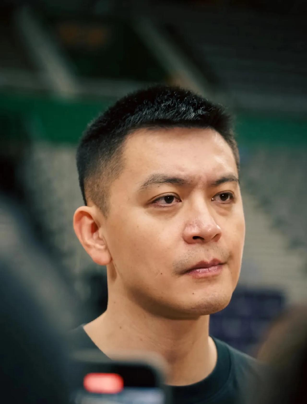 杨鸣格局小了！看到胡明轩拿下三分球大赛冠军，他说胡明轩投得准是因为前面打了比赛，