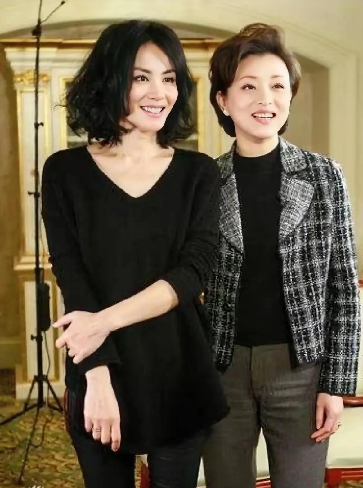 王菲不算漂亮，跟她站在一起就变成美女了！一个歌手，一个主持人，她们俩都不是靠脸吃