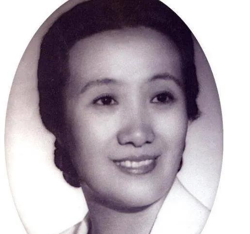 1949年，宋时轮受邀参加宴会，这时只见一容貌秀丽，仪态万方的女子推门而入，宋时