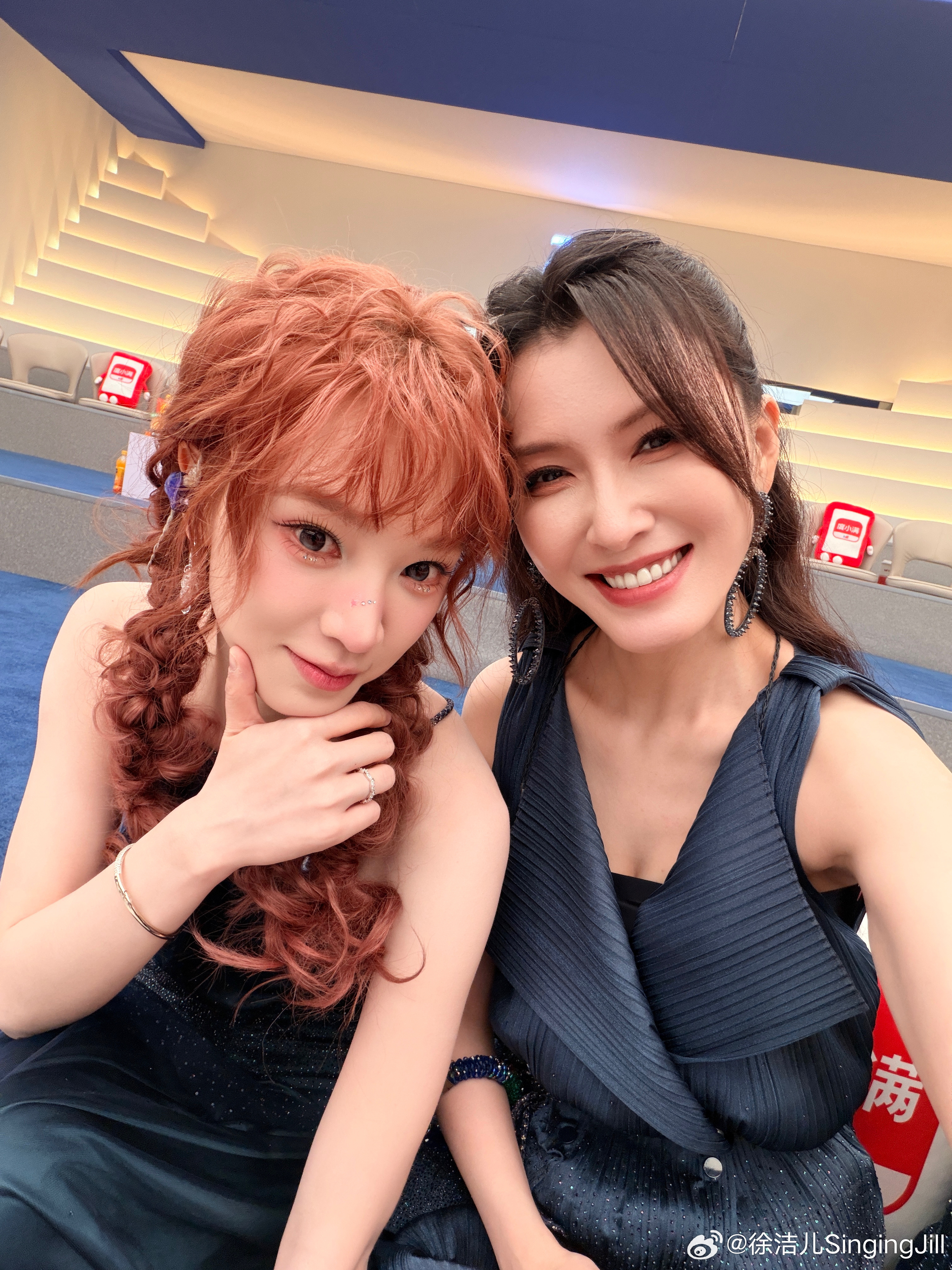 徐洁儿发了浪姐总决赛和黄灿灿的合照🥺我们徐记楠瓜淡黄月饼的大姐和小妹🥺 