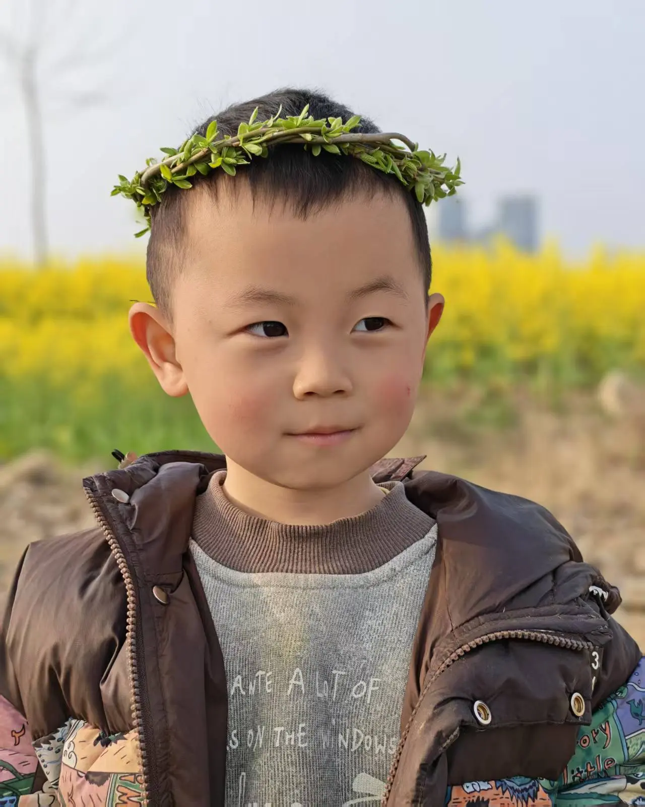 奶奶带着孙子踏青，抖三岁多了还没上幼儿园