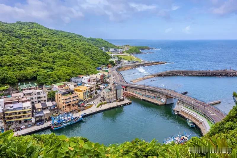 台湾问题关乎中华民族根本利益，是绝对不可触碰的高压线。某些政客的挑衅言论已经严重