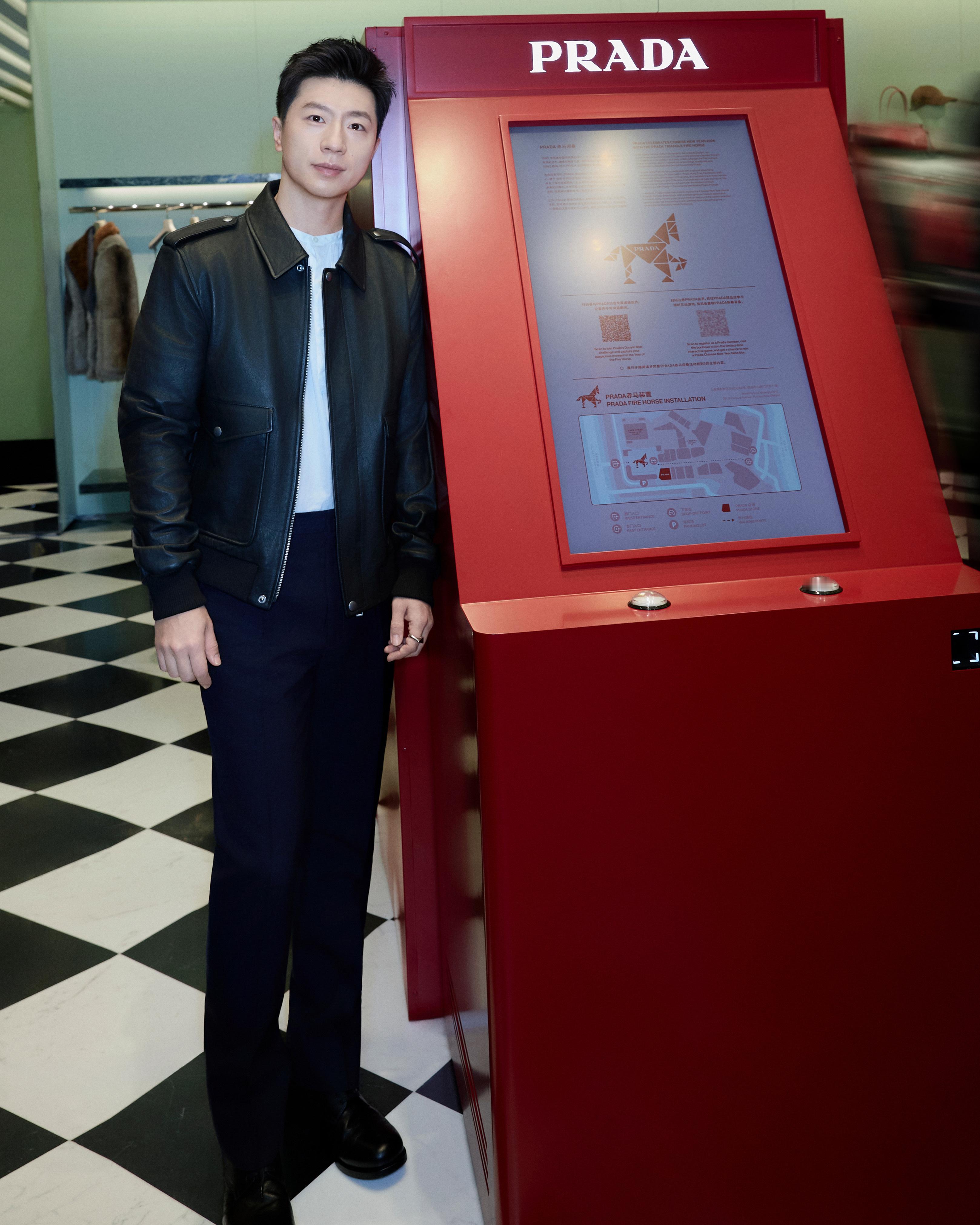 马龙今日出席PRADA品牌活动造型大片，身着皮质夹克内搭圆领衬衫，帅气有型。升任