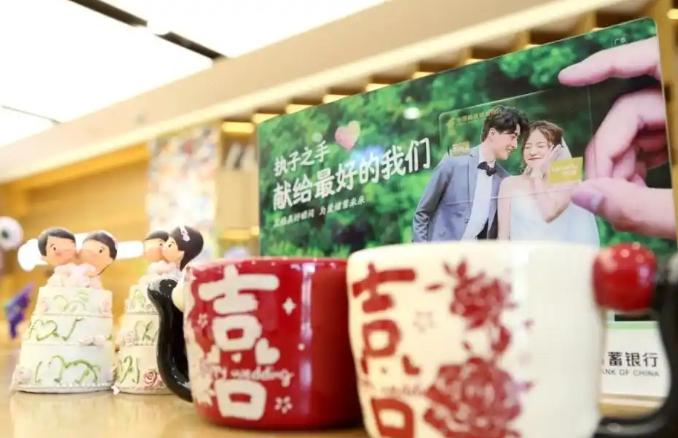 “银行能办结婚证了”登上热搜，

网友评论:验完资才能结婚？那离婚分财产也能在银