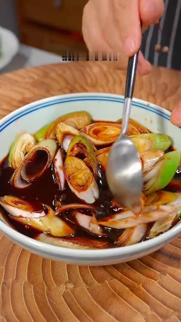 葱烧豆腐。
大家注意看，只要半根大葱、一块豆腐，自己在家就能做出比大鱼大肉还好吃