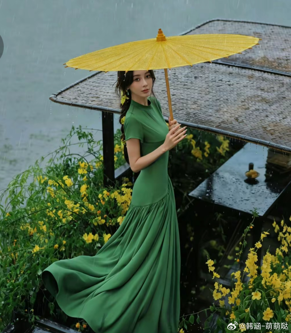 Angelababy冒雨拍杂志杂志工作人员谈angelababy敬业。“只要开机
