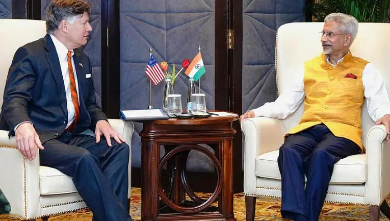 这个美国人的原话是:“我们会让你发展所有这些市场，然后等我们回过神来时，你已经在