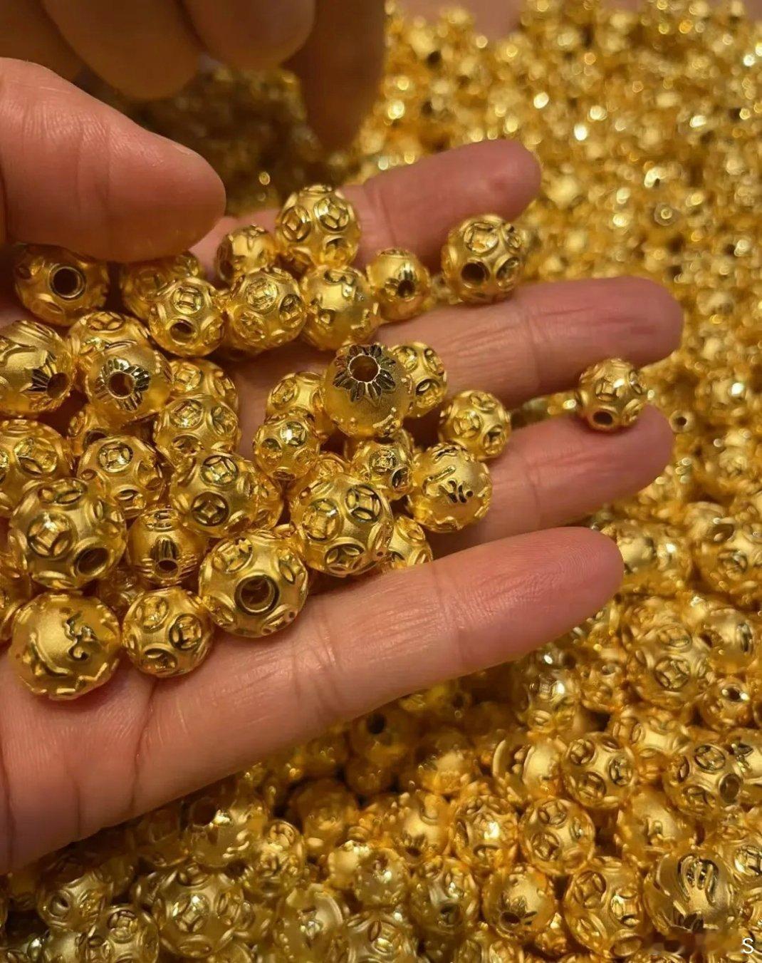 年轻人双11送礼转向黄金以前觉得黄金是长辈专属，现在发现发现年轻人也爱疯了。情侣