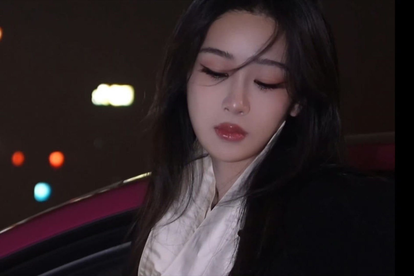 杨紫V中文版金九三封面藏于眼底的故事感，融于身形的从容气场。携手 ，在光影之间，