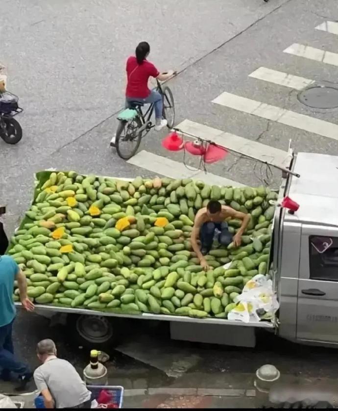 这老板真会做生意，一小时就卖光了。这一车能赚多少钱呢？ 