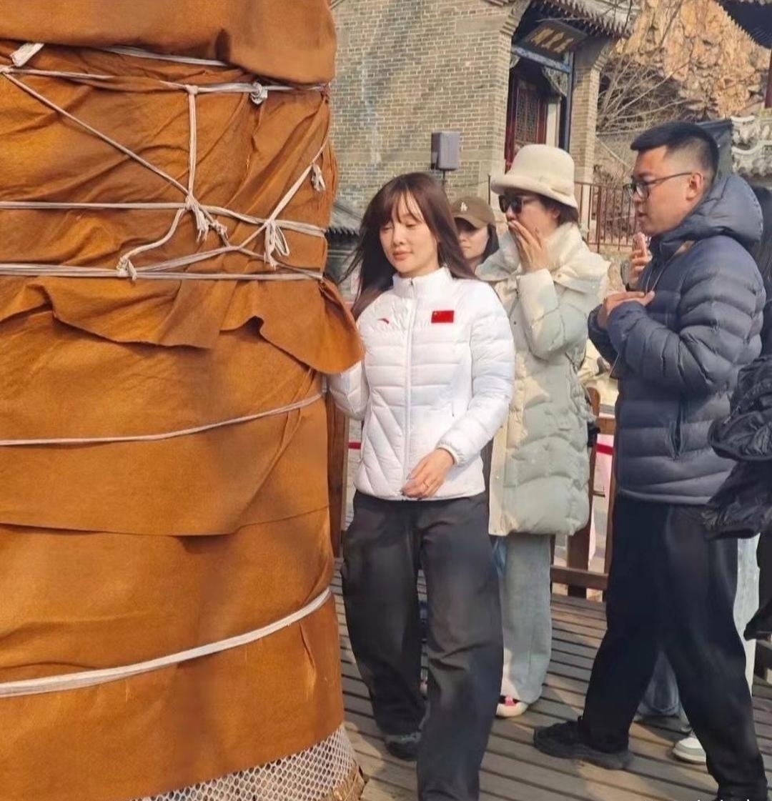 45岁的李小璐素颜在辽‏‏宁大﻿‏孤⁠山被偶遇，﻿‎没﻿了滤⁠镜，这次真实年龄一