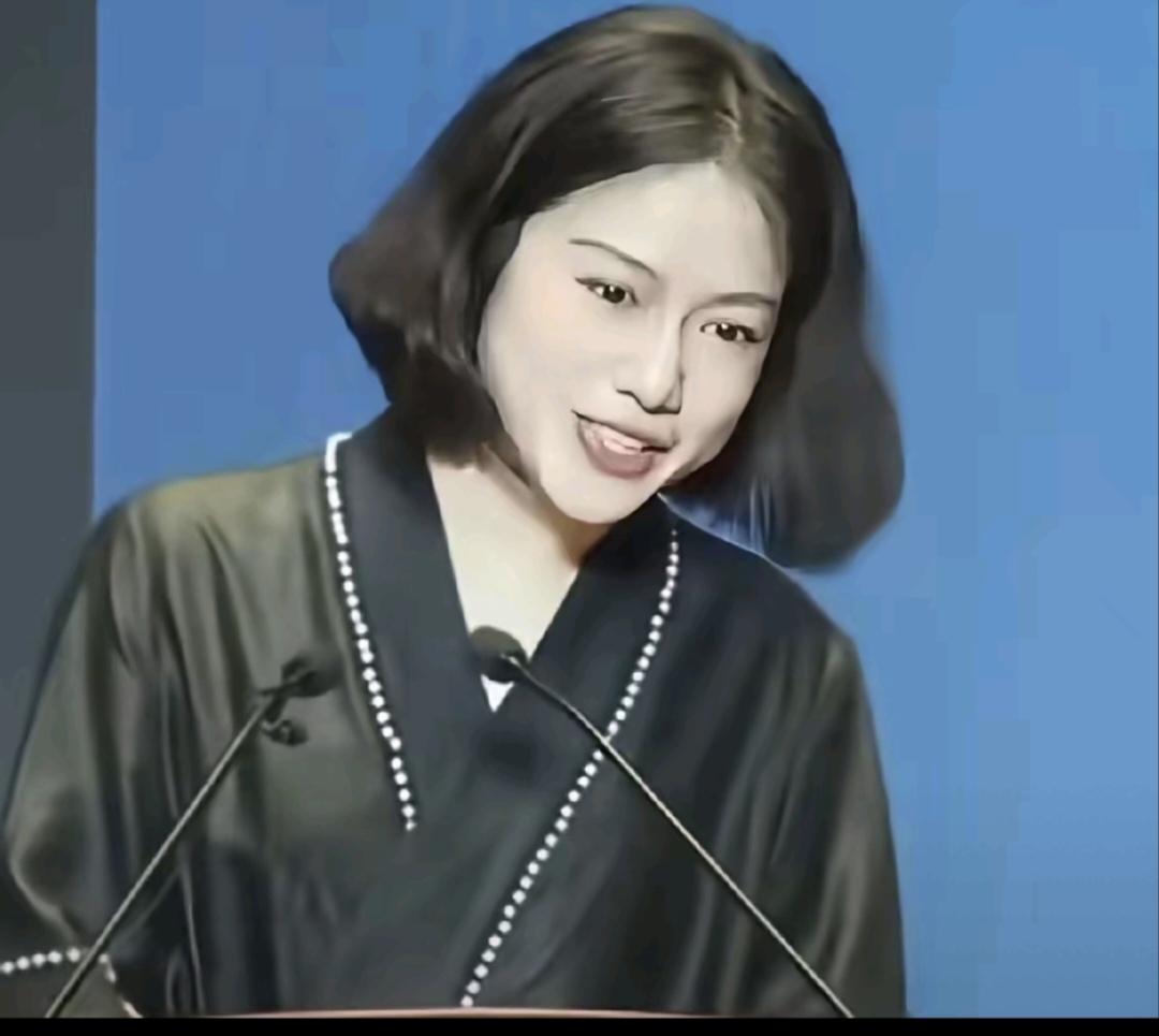 翁帆出席清华揭牌仪式并发言，淡妆亮相，气质从容。

9月5日，清华大学杨振宁高等