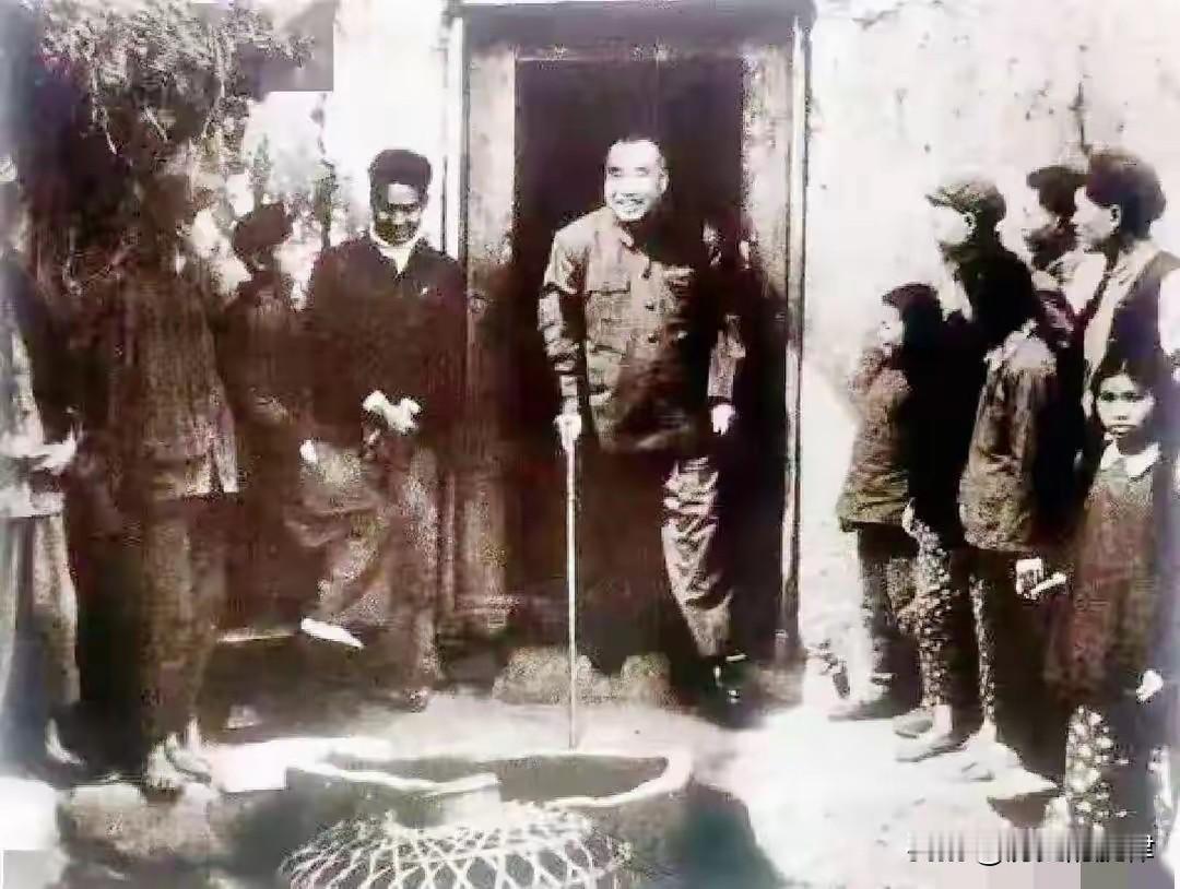 60年代最动人的一张回乡照！朱德元帅伫立老宅古井旁，半生戎马，不忘乡土初心
 