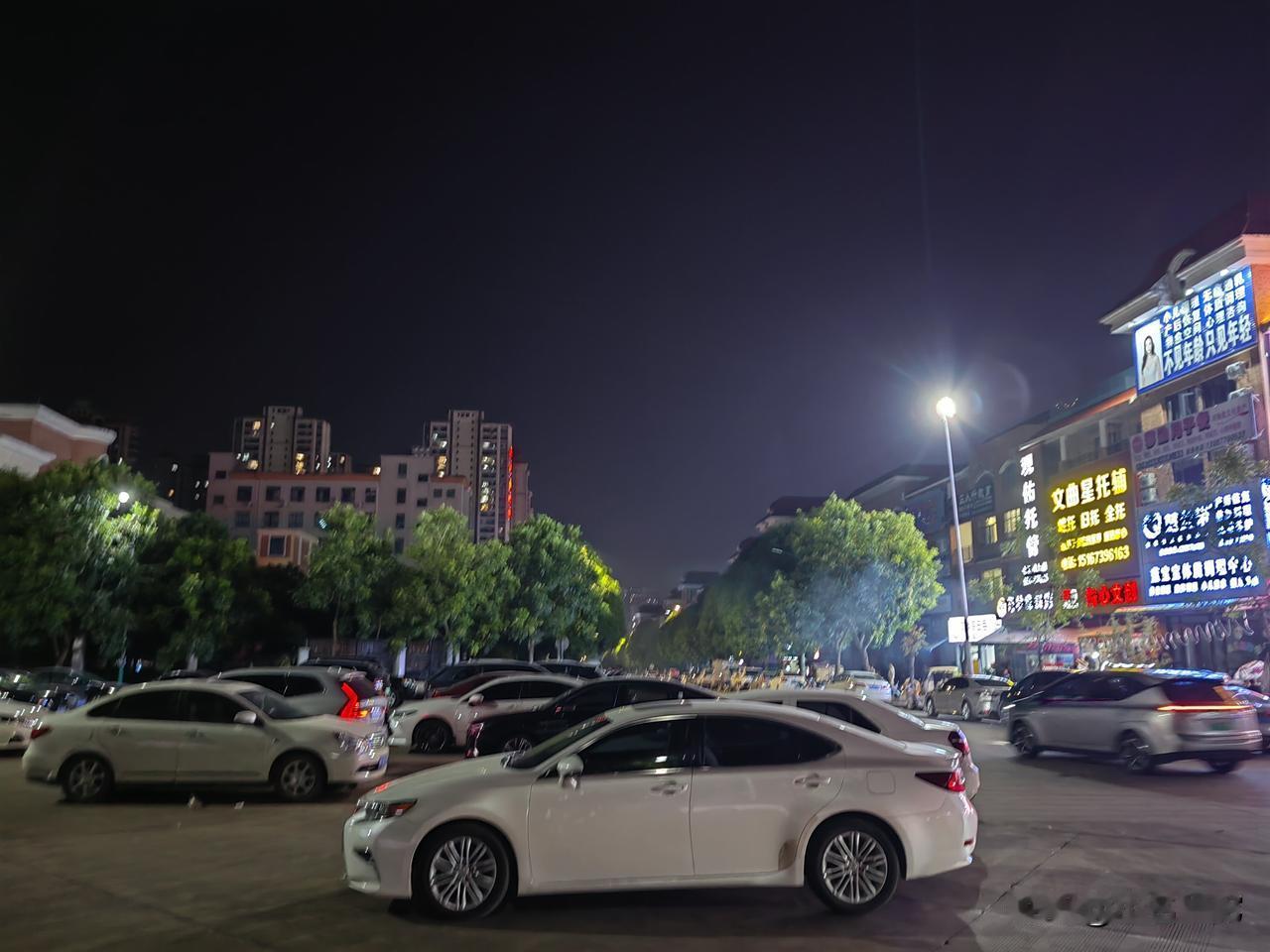 夜晚看，一些小区没几盏灯亮，怎么会出现这么多车，路两边都停满了，人都从哪里冒出来