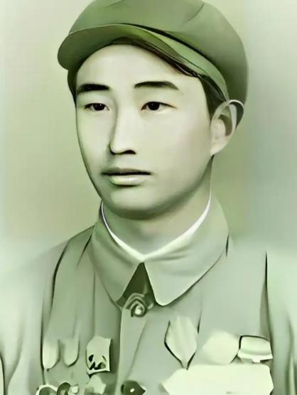 1943年，日军空袭时，18岁战士宋岭春仰面躲在草丛里，看飞行员探头出来，当敌机