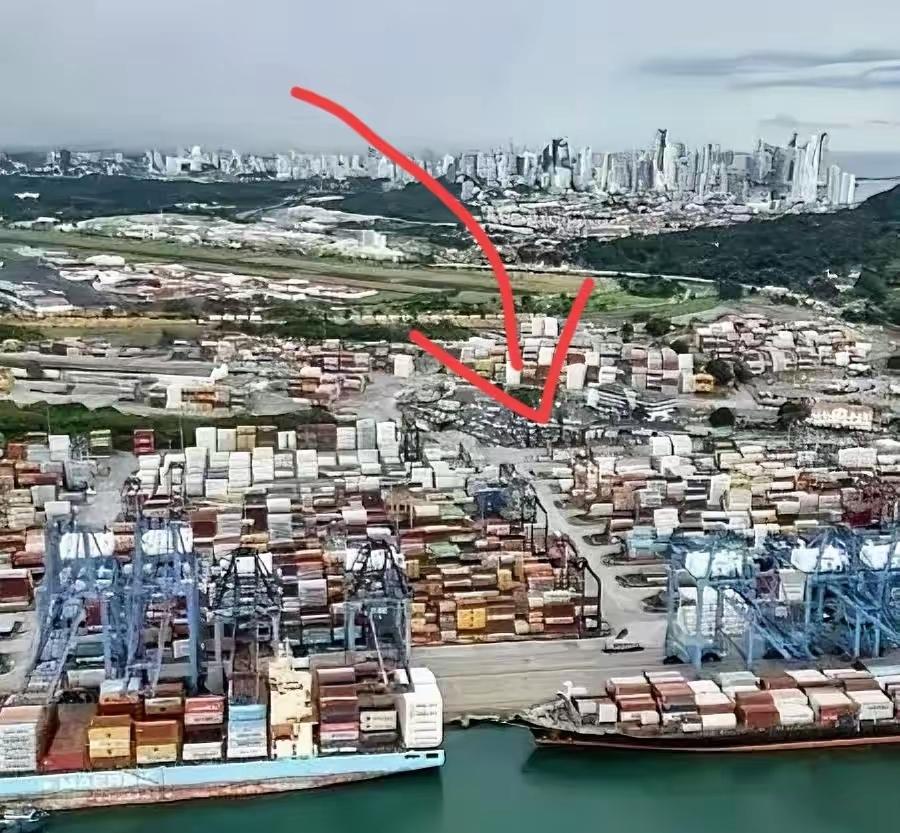 巴拿马这波操作真打脸！
二月刚撕了和记黄埔的港口经营权强行收回，转头给了马士基。