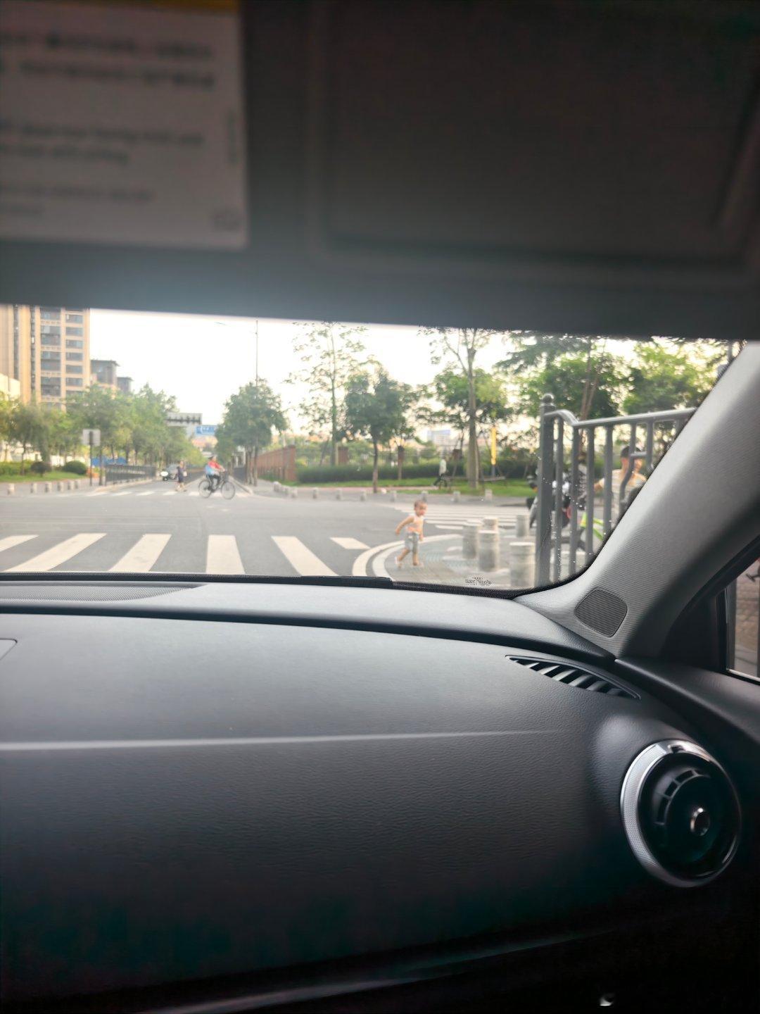 谁家看孩子这样看的，刚冲到斑马线来了。太危险了，害我们都不敢过去！ ​​​
