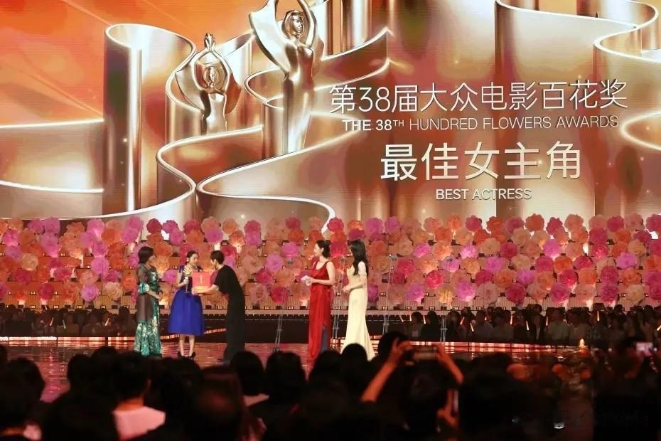 第38届百花奖爆冷：大鹏击败张艺谋夺最佳导演，易烊千玺成00后首位双料影帝。
8