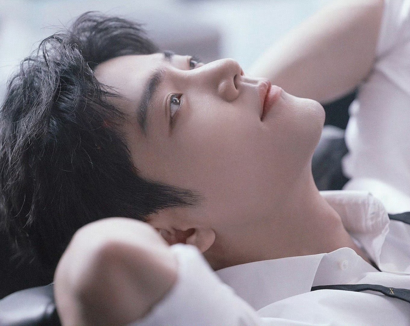 肖战这身白衬衣造型简直鲨疯了！肖战要来微博之夜📮微博之夜星光揭幕◎微博之夜阵容