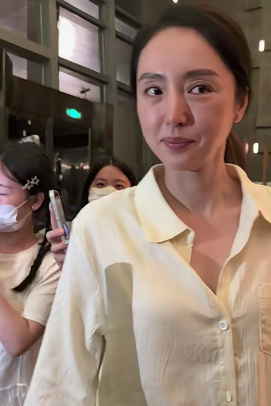 董璇又带着女儿参加商业活动了，有人说酒窝长得像爸爸，其实和妈妈也有相似之处，就是