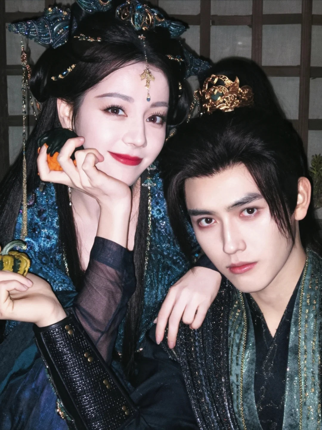 迪丽热巴陈飞宇坟围感 贺思慕有22个前任笑，别人约会去公园，思胥万千去墓园。迪丽