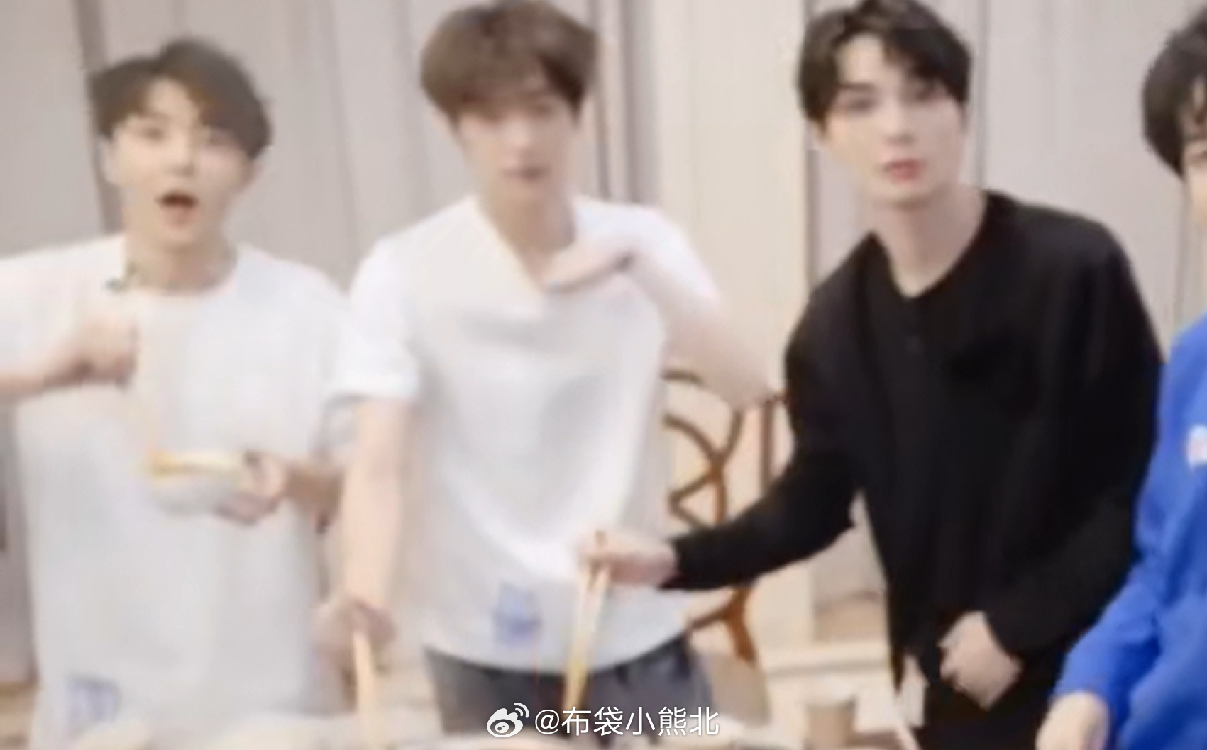 UNINE合宿一次餐原来仨下海男坐在一起（bushi） 