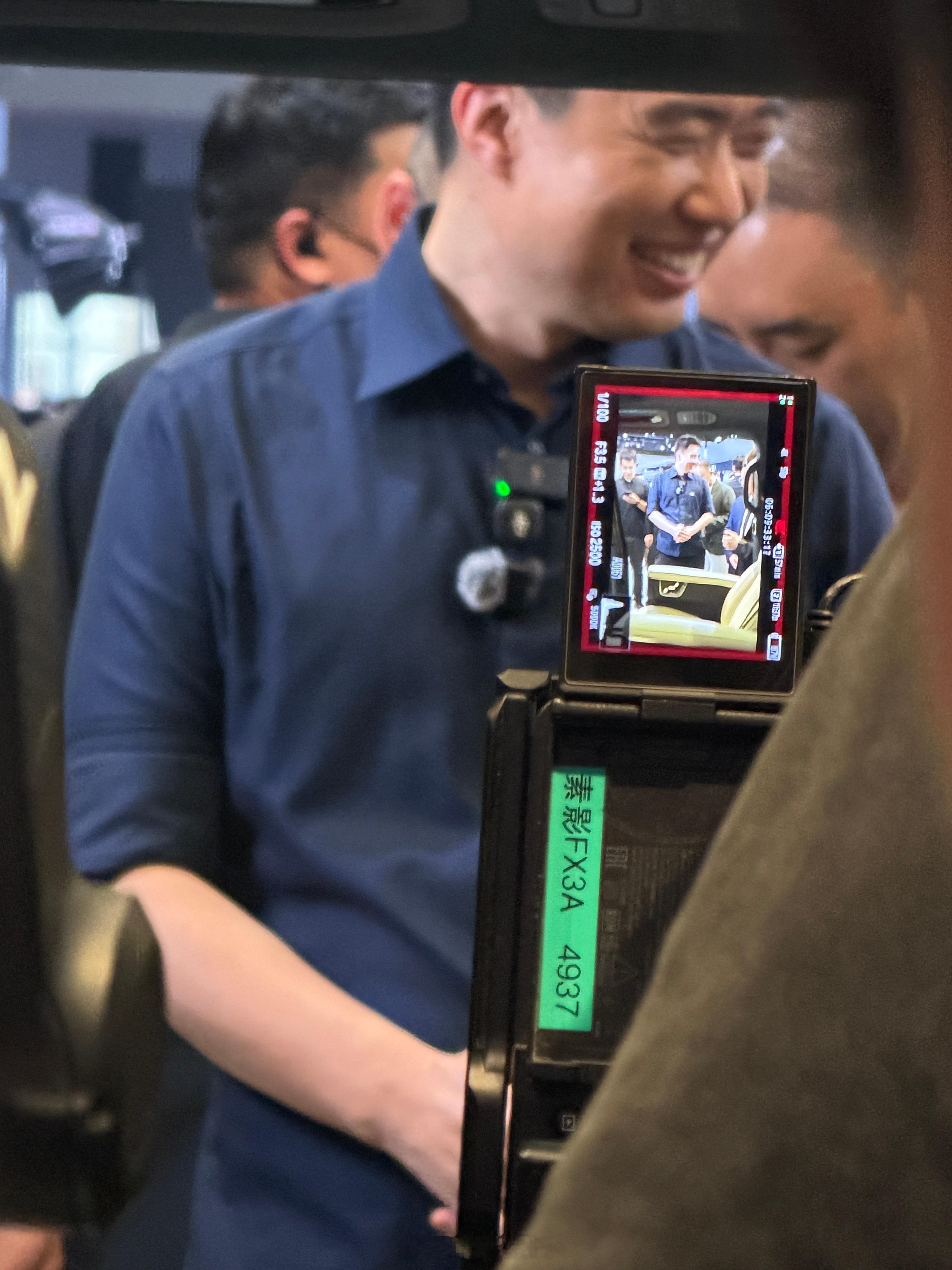 李想参观极氪展台，研究009中 原来汽车总裁都是e人