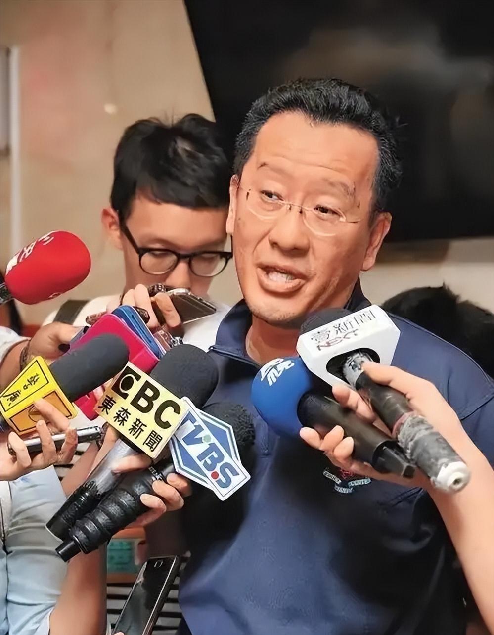 台“国防部长”顾立雄这回是真急了。

3月26日，针对特朗普宣布5月访华，台湾省