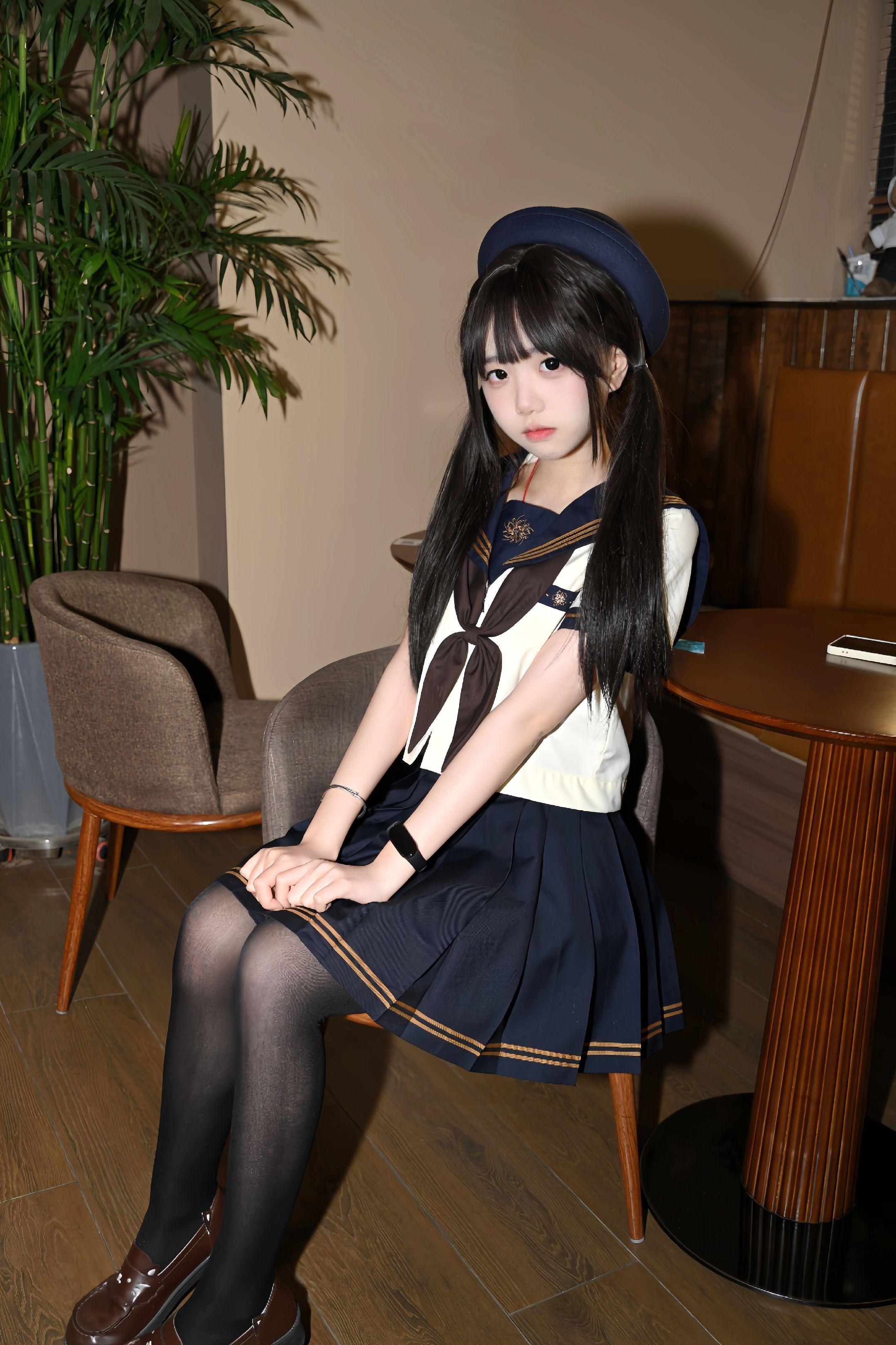 高峰期的街上堆满车子。摄影