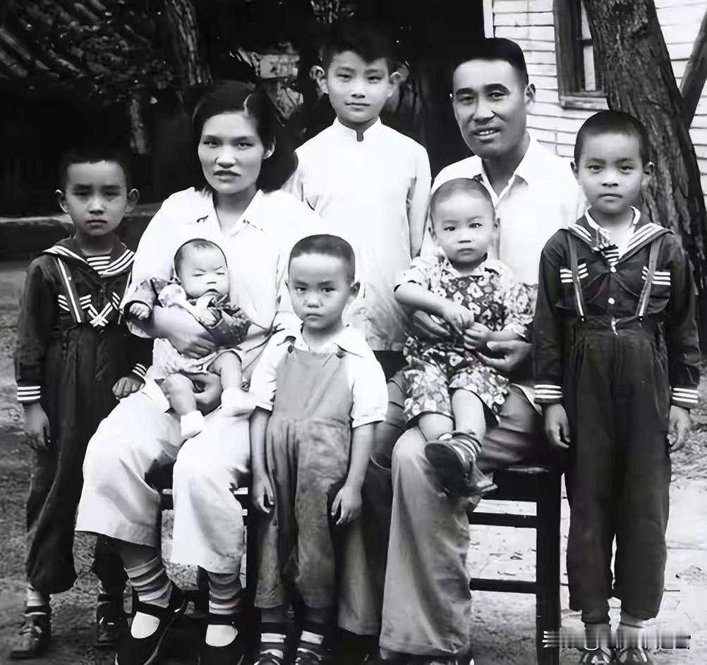 1957年，开国少将金绍山41岁病逝，妻把六个孩子的姓名全部改换
 
1957年