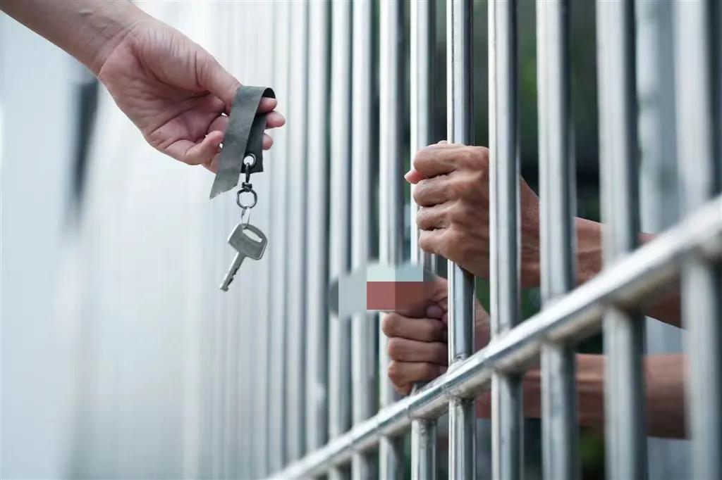 上海静安，一男子在采耳店待了32分钟，支付了695元。六个月后，该男子却突然被警