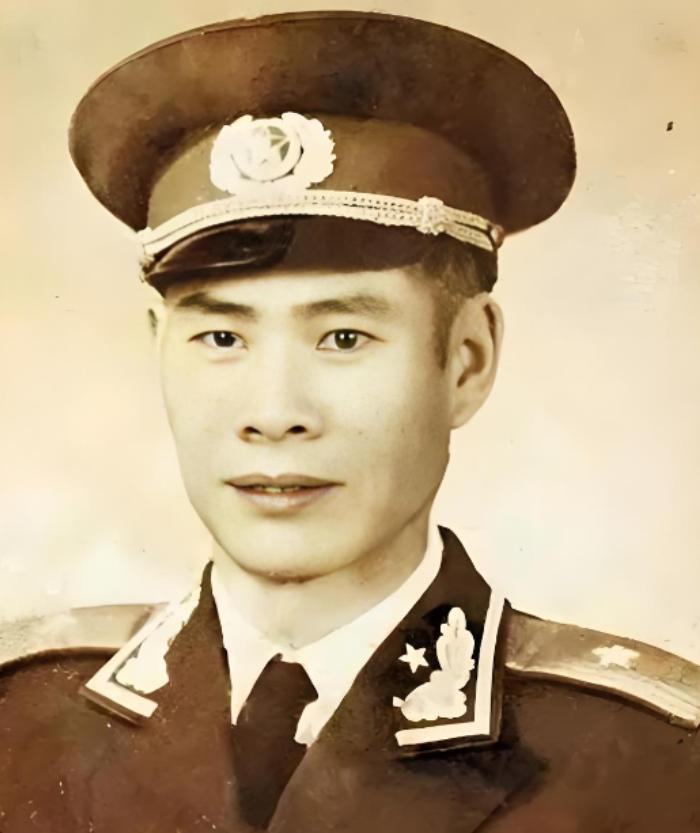 1969年，一个副军长去西安热电厂视察，陪同的厂长在后面点头哈腰，结果，这位副军
