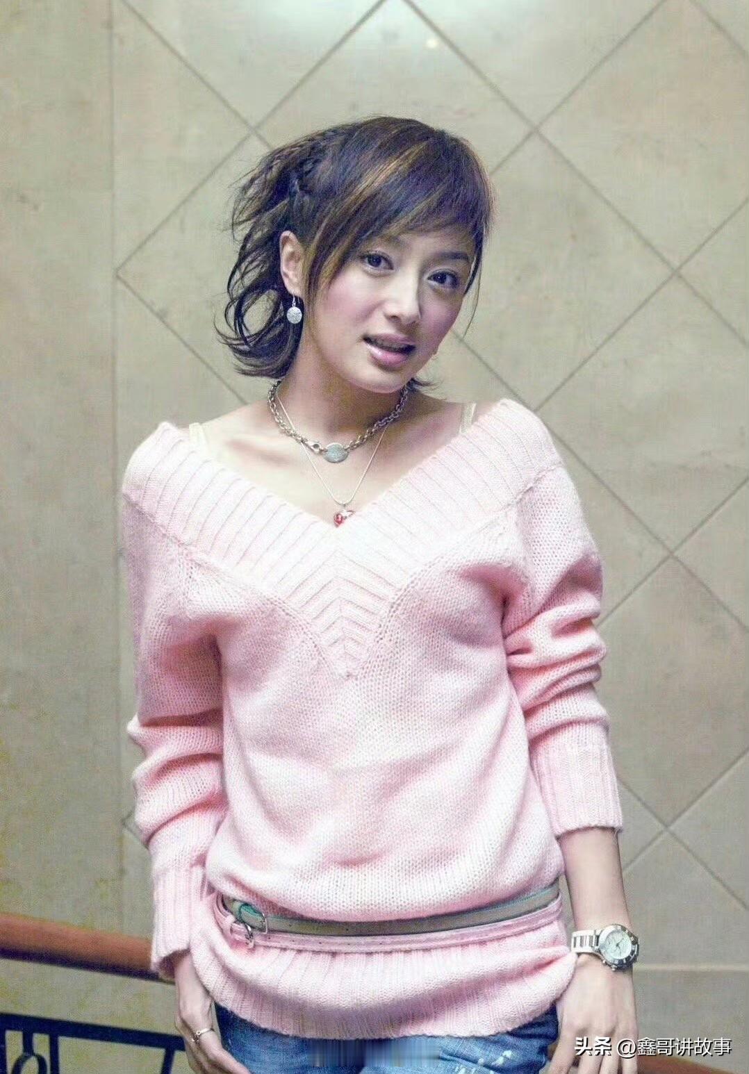 秦岚20年前的"非主流时期"旧照被曝光确实引发了热议，但这组照片不仅展现了她的青