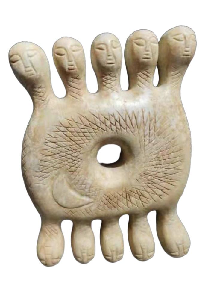 五首连体神人玉璧

器物解析：
整器为一体化圆璧基底，中心大圆孔(礼天核心孔，对