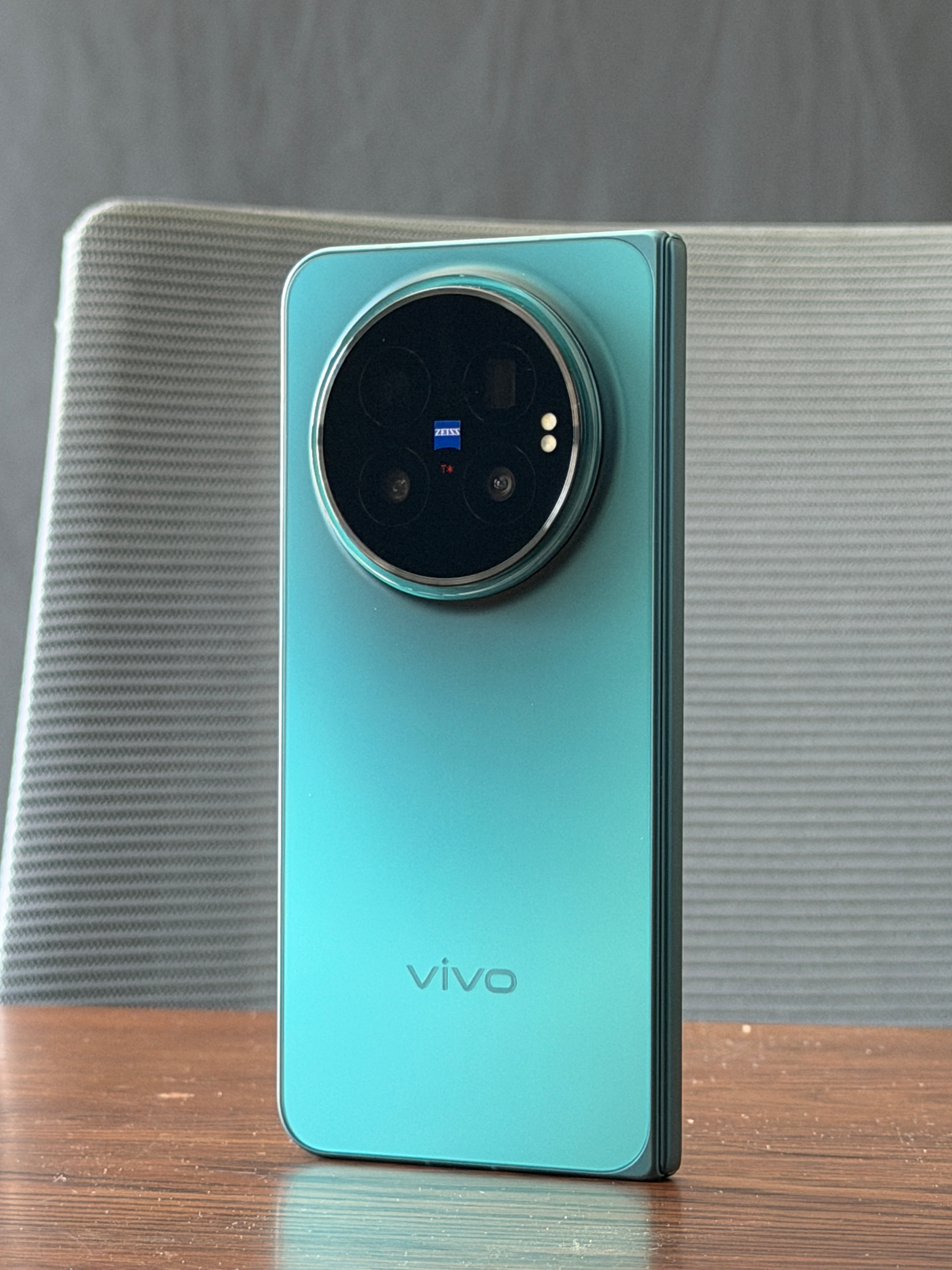 vivo X Fold6 这个蓝洞新配色真是越看越好看；越看越喜欢！