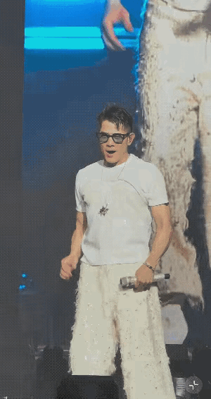 60岁郭富城怪会穿衣服的，他在ICONIC演唱会又跳了Baby Shark， 他