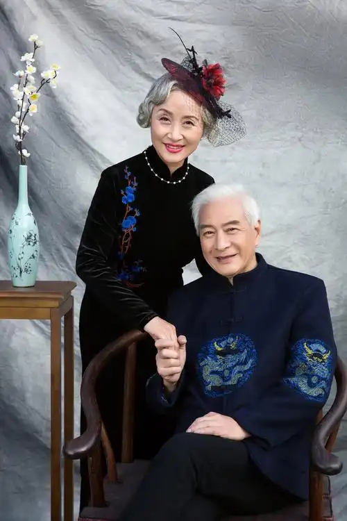 情人节给长辈送上AI结婚照AI技术不只是炫酷，原来还能这么温暖。老一辈人当年结婚