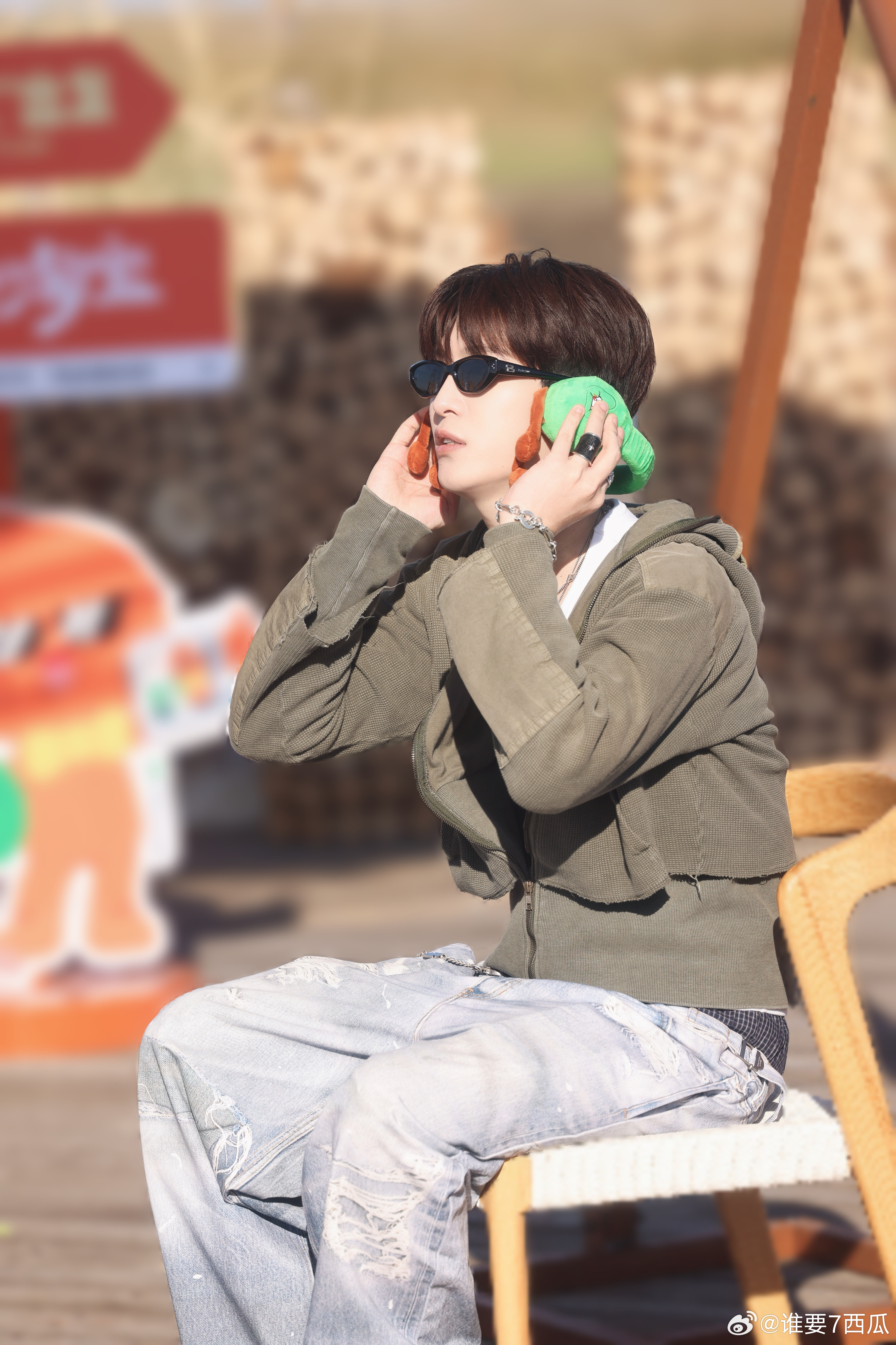 范丞丞墨镜松弛感现在就出发3 范丞丞在《现在就出发》里戴墨镜，松弛感与智慧并存，