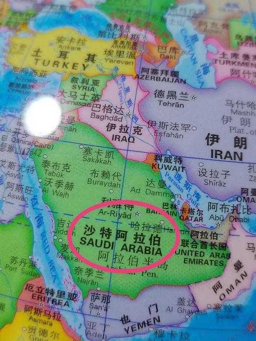 沙特现在在美伊之间，那叫一个顶级夹缝求生。
简直就是公司里夹在两个暴躁老板中间的