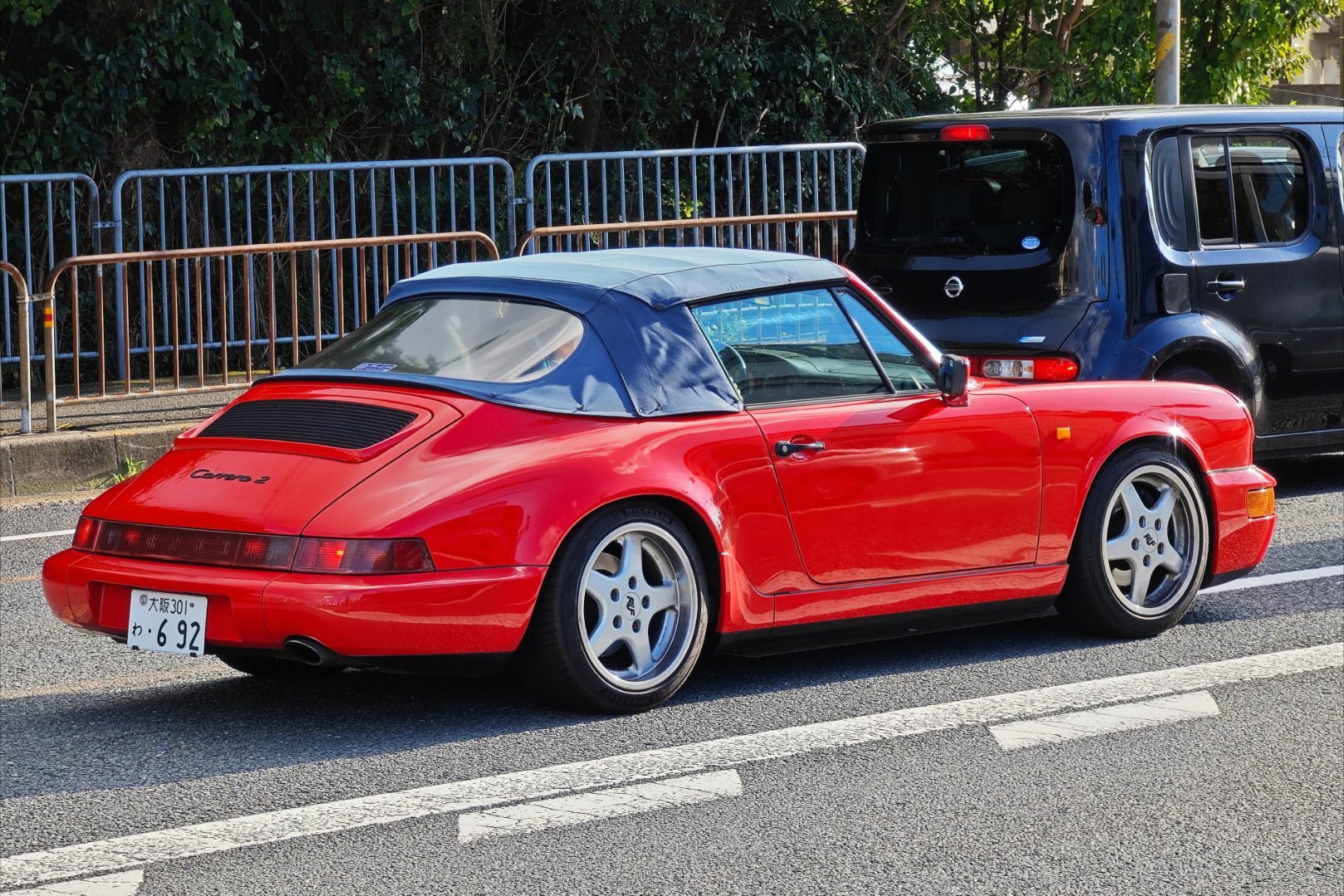 偶遇底盘代号 964 的保时捷911 Carrera 2 敞篷。这玩意要是在国内