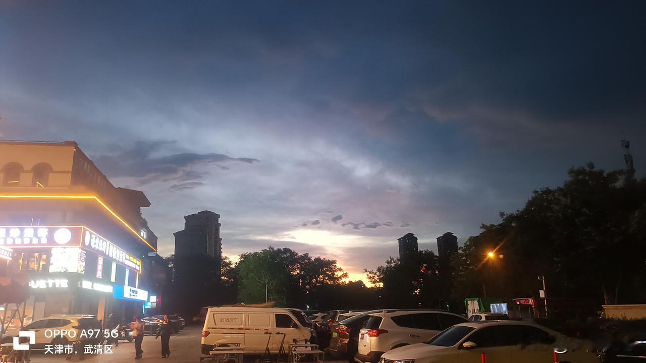 在闹市中看晚霞。