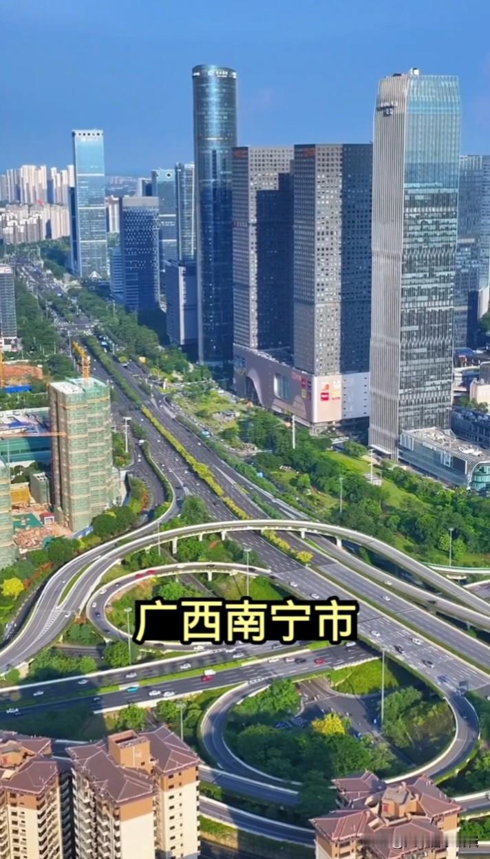 南国新城温柔且低调、而且十分宜居就是南宁这座城市的特色，有序的生活节奏、包容安稳