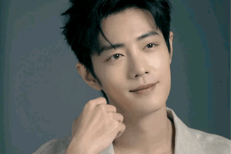 都在拿放大镜看肖战吗？他的手背上真有淤青，应该拍戏期间太累了吧！感冒了打针导致的