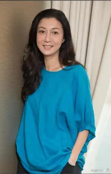 7月15日，吴绮莉在抖音直播中首度公开回应多年前的争议，将成龙拒认吴卓林的原因指