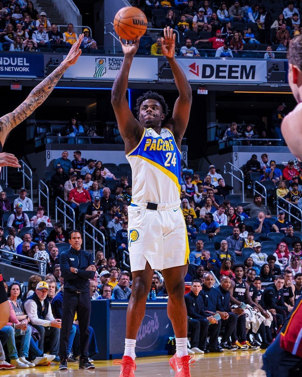 恭喜！科比·布朗在今天对阵活塞的收官战中拿下生涯新高的20分！他得到20分7篮板