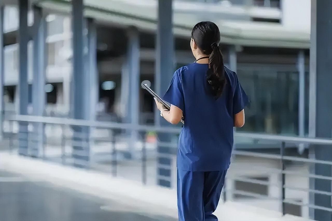 广西，男子约女子出来开 房，女子说自己没有钱，男子如果转账，她就出来，结果男子就